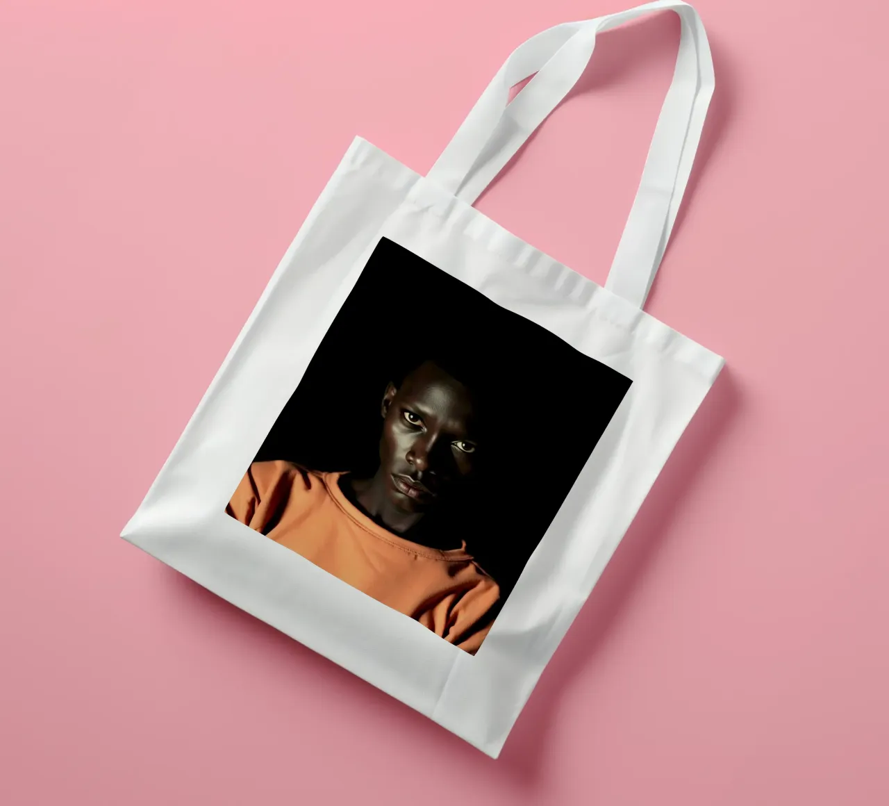 Ritratto di giovane uomo con sguardo intenso borsa in juta da DesignDoodle