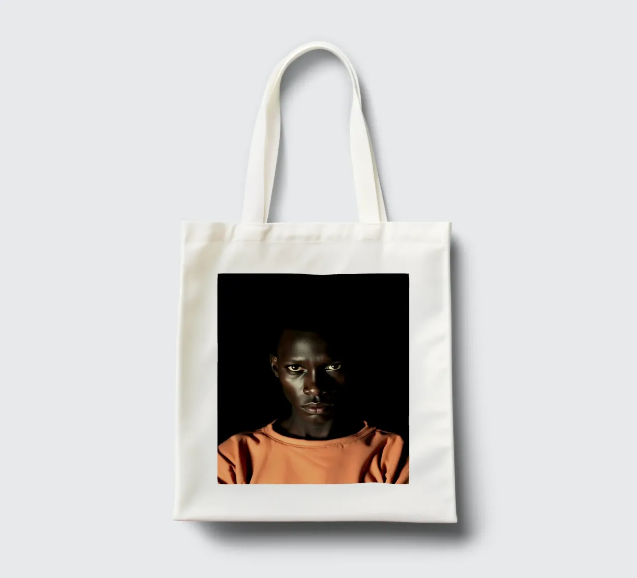 Ritratto di giovane uomo con sguardo intenso borsa in juta da DesignDoodle
