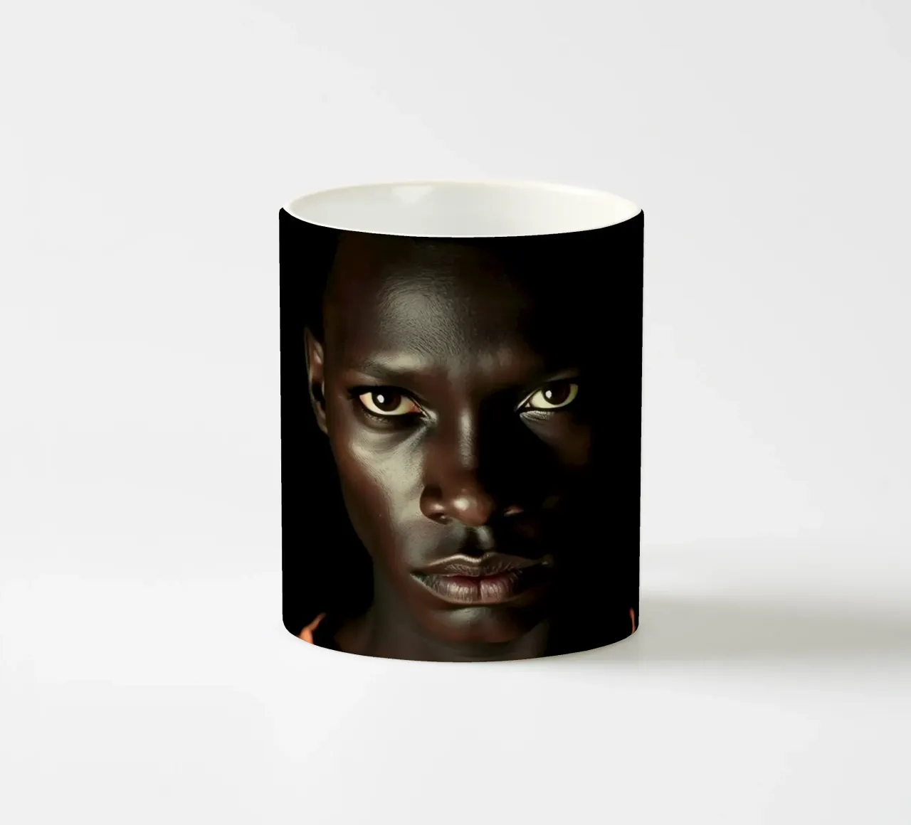 Ritratto di giovane uomo con sguardo intenso tazza in ceramica da DesignDoodle