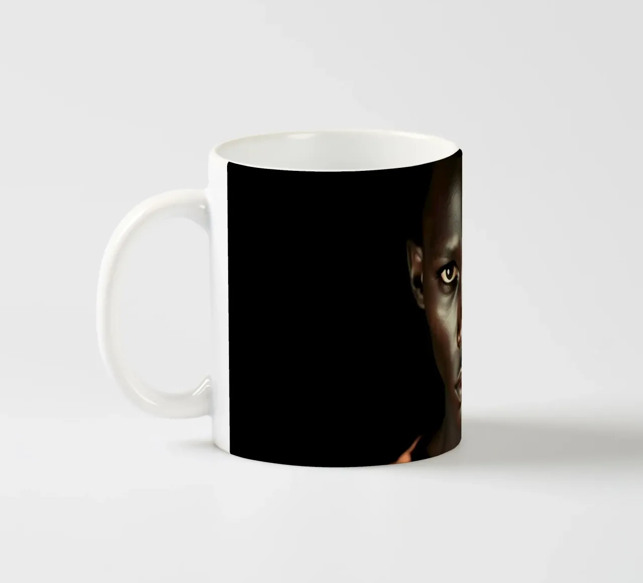 Ritratto di giovane uomo con sguardo intenso tazza in ceramica da DesignDoodle