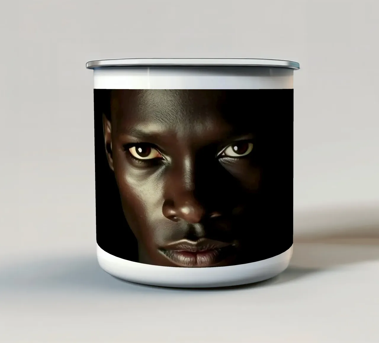 Ritratto di giovane uomo con sguardo intenso tazza in smalto da DesignDoodle