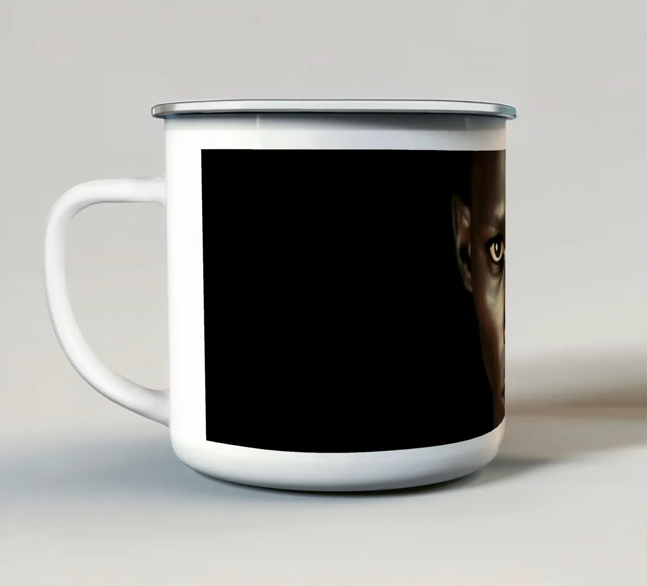 Ritratto di giovane uomo con sguardo intenso tazza in smalto da DesignDoodle