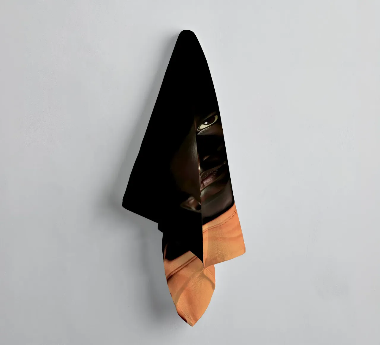 Ritratto di giovane uomo con sguardo intenso asciugamano da bagno da DesignDoodle
