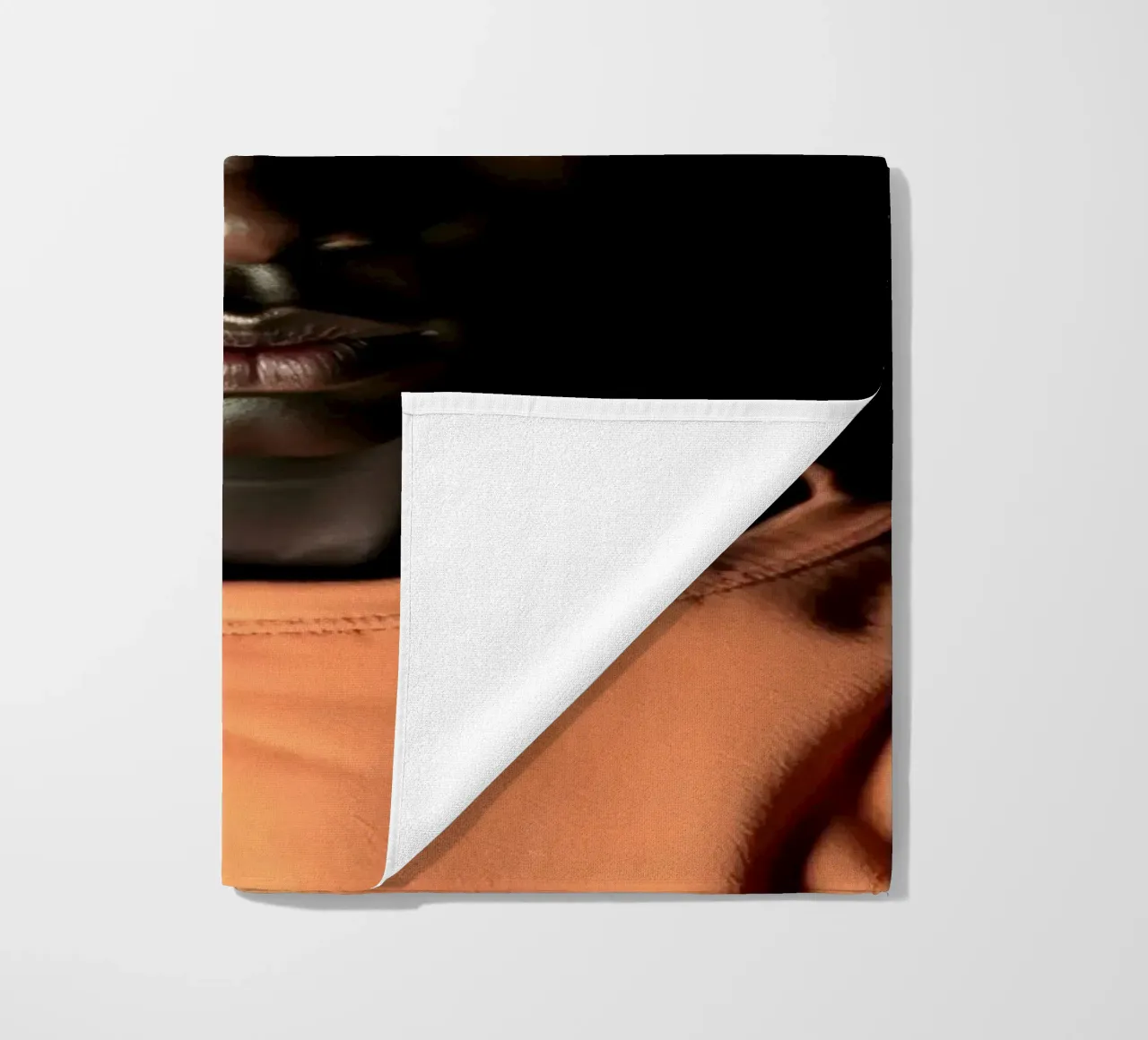 Ritratto di giovane uomo con sguardo intenso telo mare da DesignDoodle