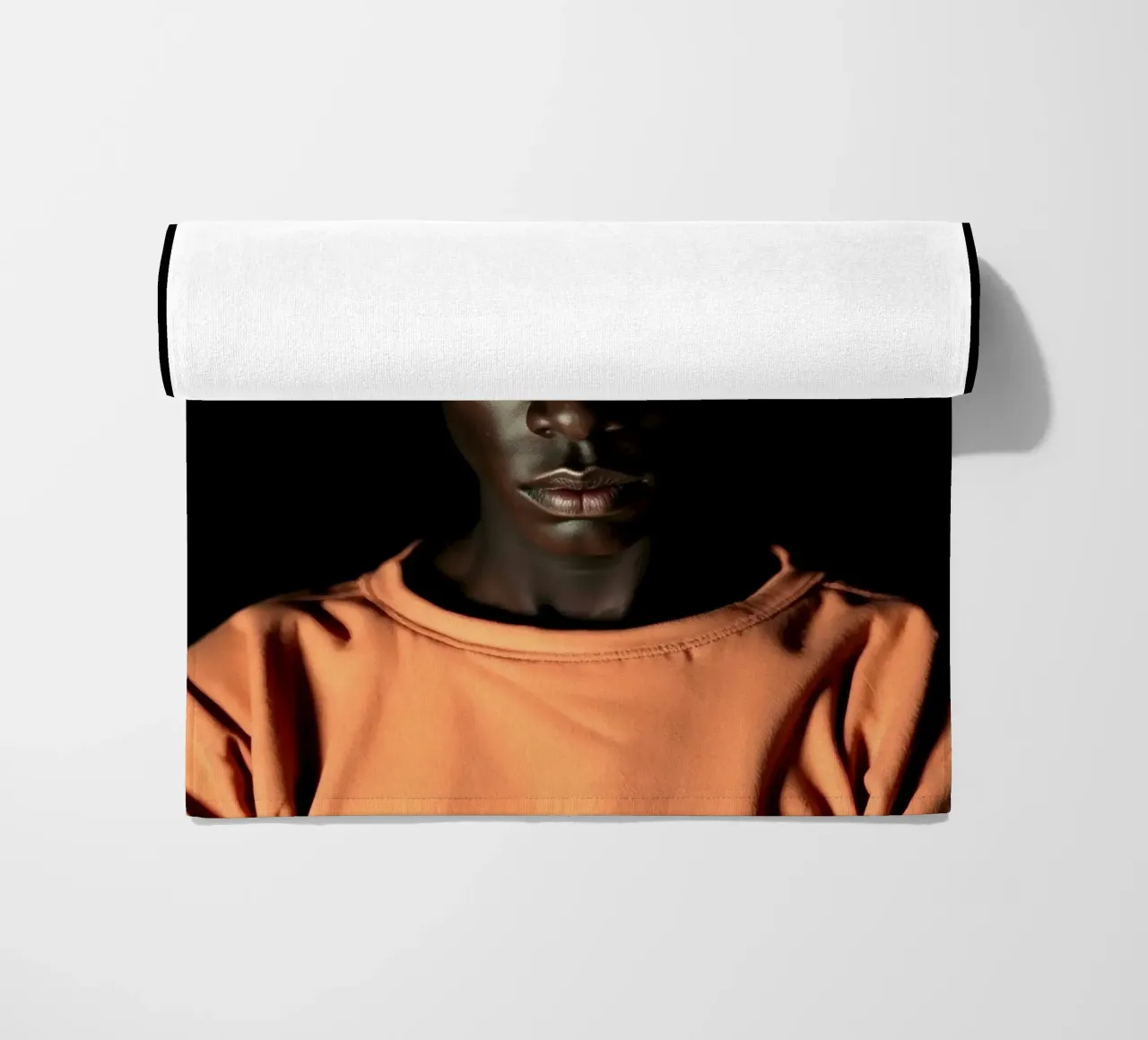 Ritratto di giovane uomo con sguardo intenso telo mare da DesignDoodle