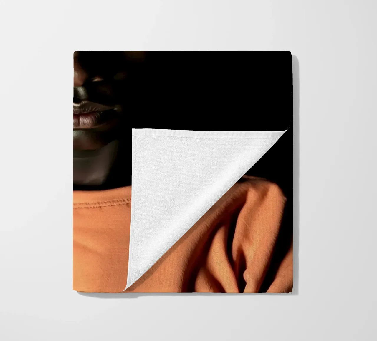 Ritratto di giovane uomo con sguardo intenso telo mare da DesignDoodle