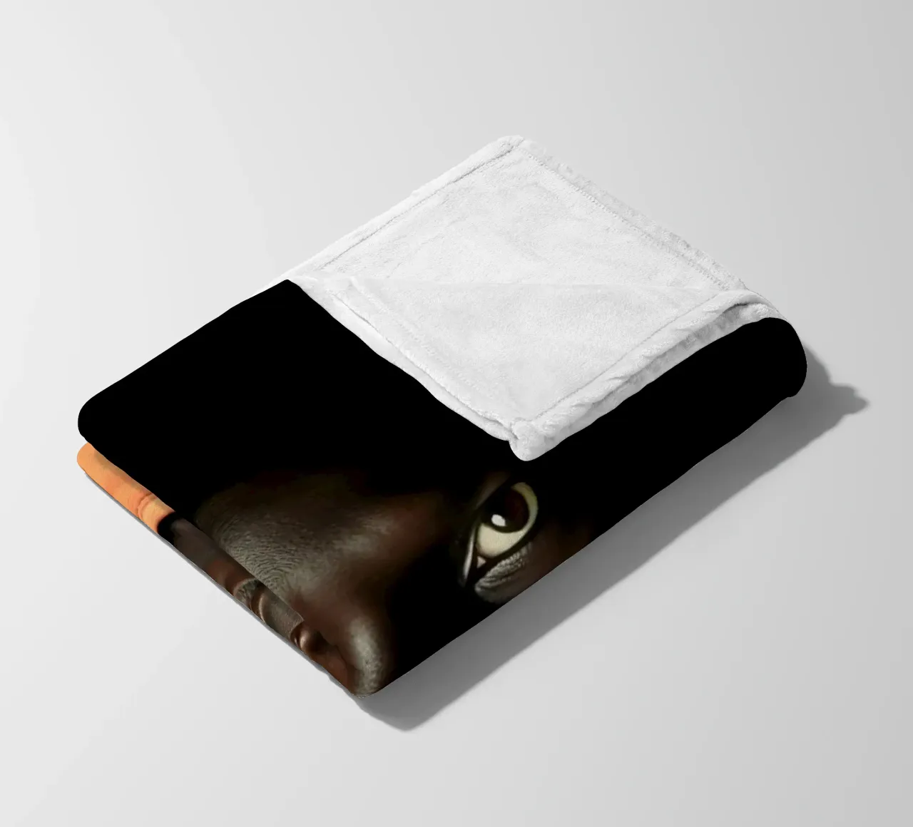 Ritratto di giovane uomo con sguardo intenso coperta in pile da DesignDoodle