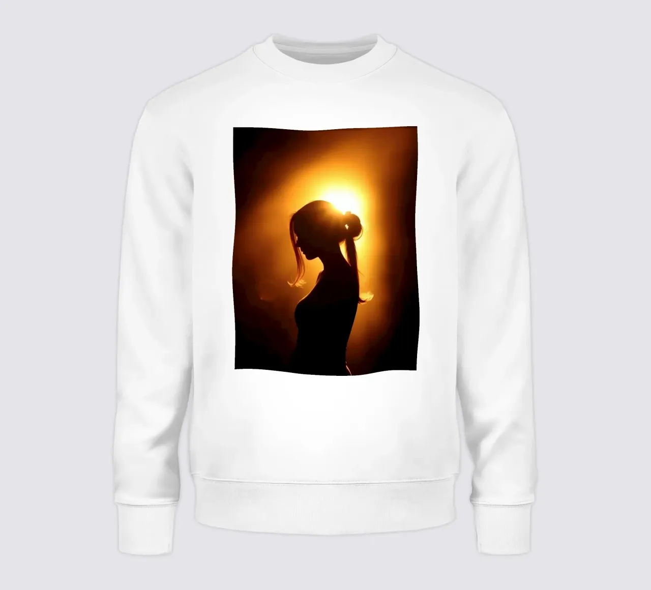 Silueta de una mujer sobre un fondo cálido y resplandeciente sudadera de DesignDoodle