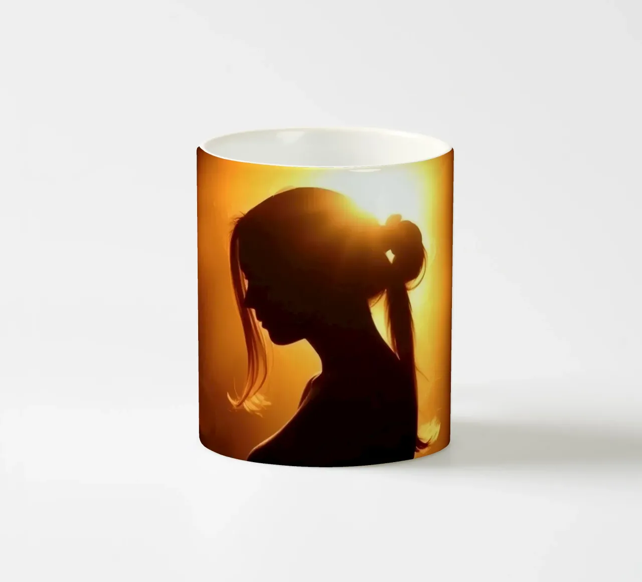 Silhouette di donna su uno sfondo caldo e luminoso tazza in ceramica da DesignDoodle
