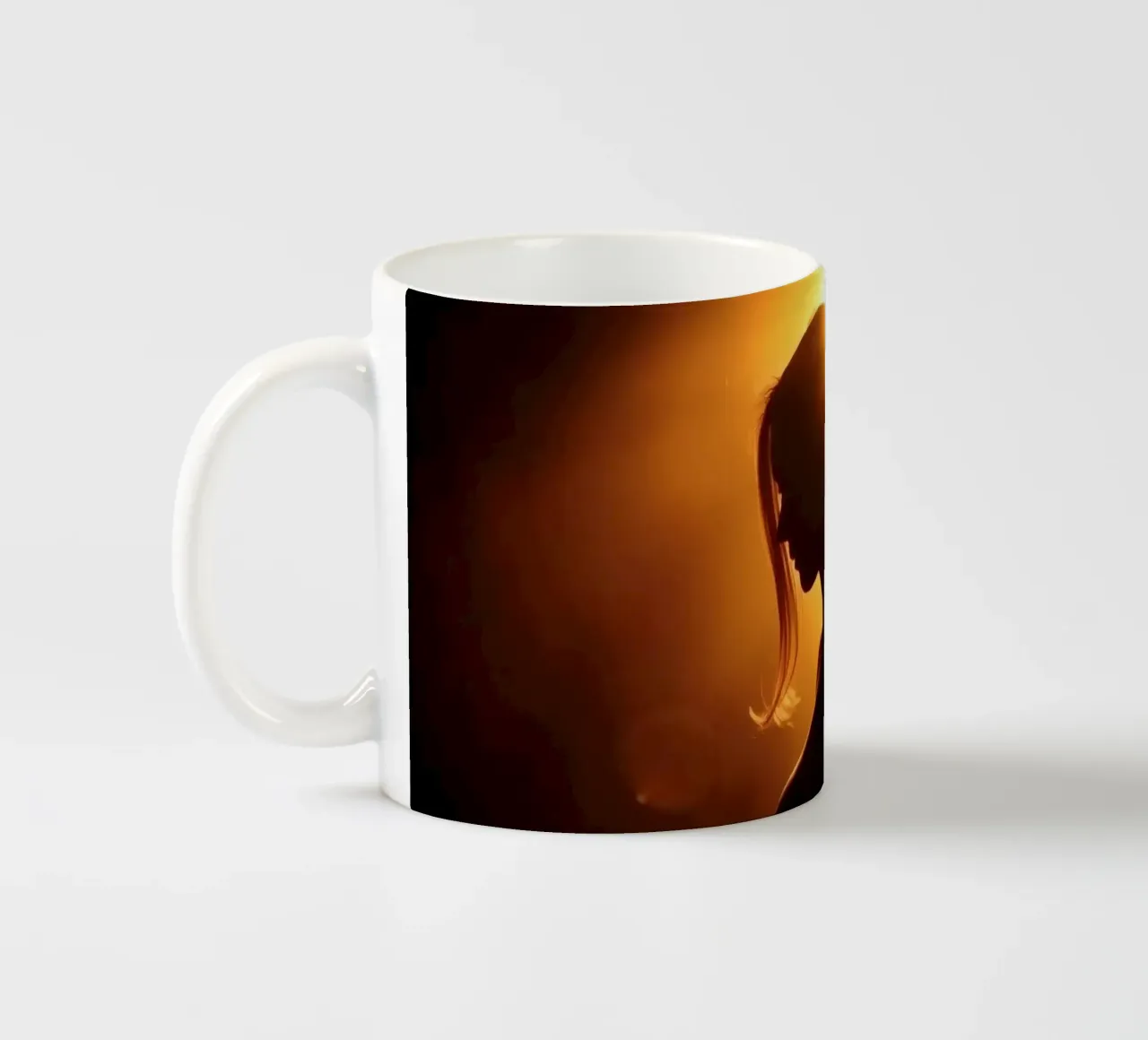 Silhouette di donna su uno sfondo caldo e luminoso tazza in ceramica da DesignDoodle