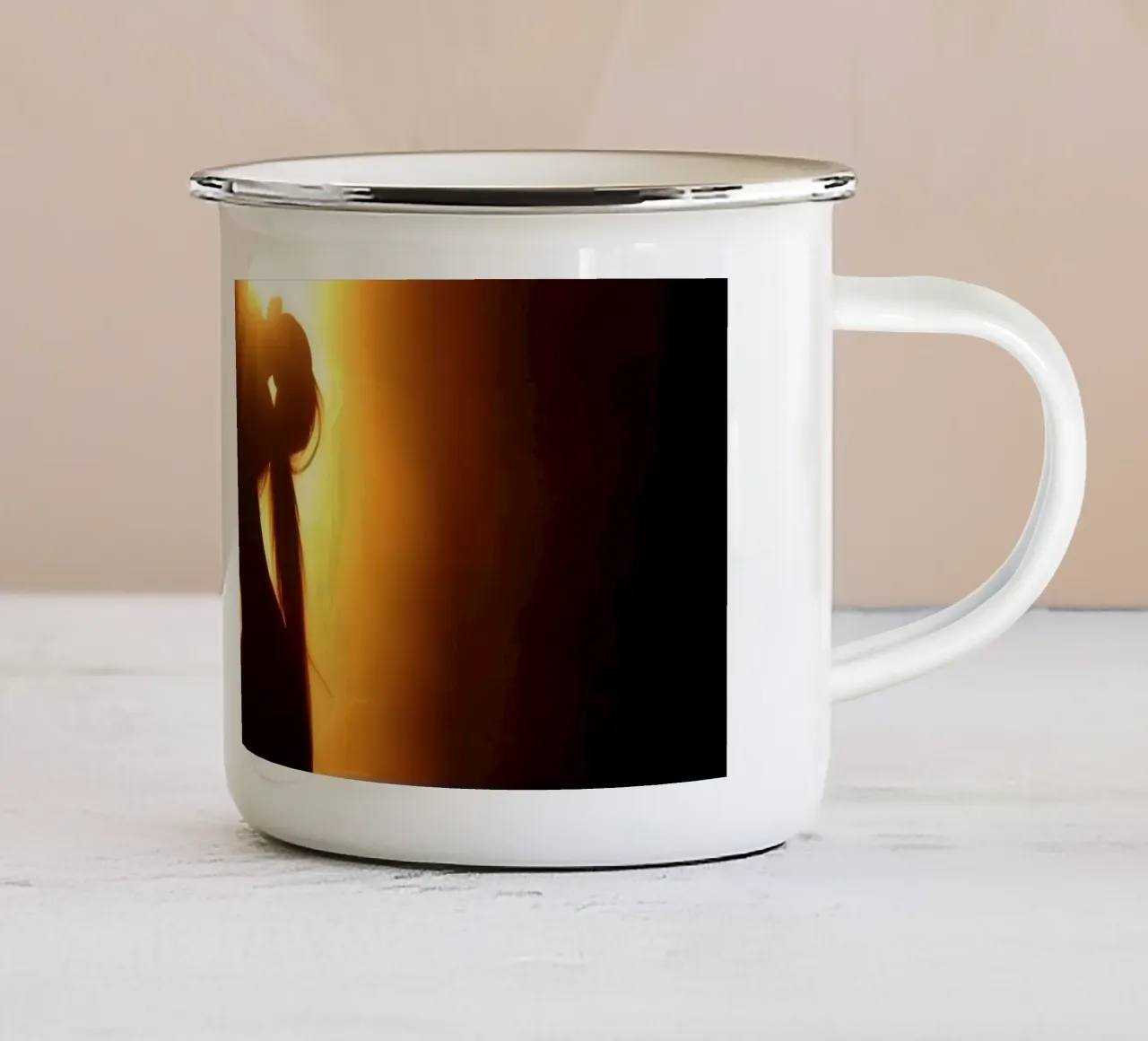 Silhouette di donna su uno sfondo caldo e luminoso tazza in smalto da DesignDoodle