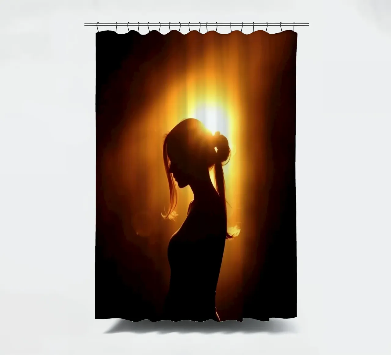 Silueta de una mujer sobre un fondo cálido y resplandeciente cortina de baño de DesignDoodle