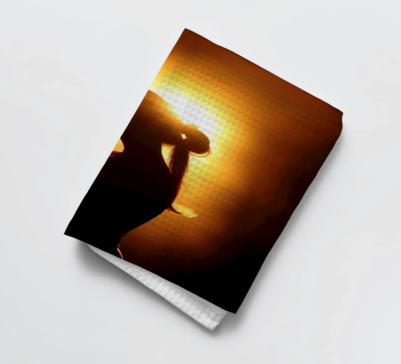 Silhouette di donna su uno sfondo caldo e luminoso canovaccio da cucina da DesignDoodle