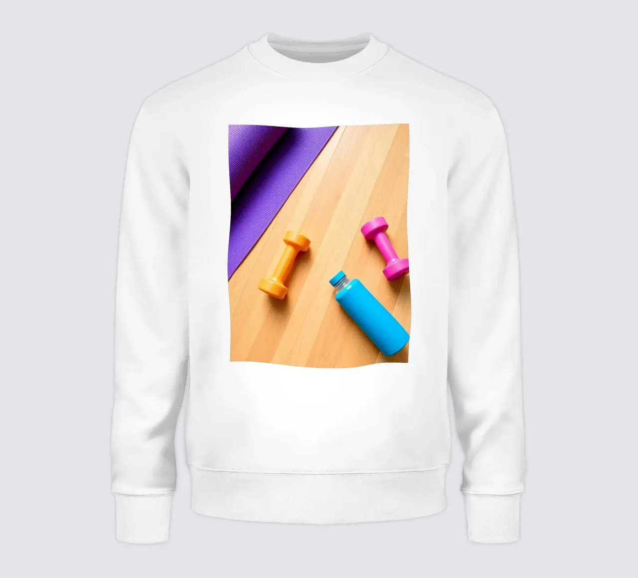 Attrezzature per l'allenamento colorate disposte su un pavimento di legno felpa da DesignDoodle