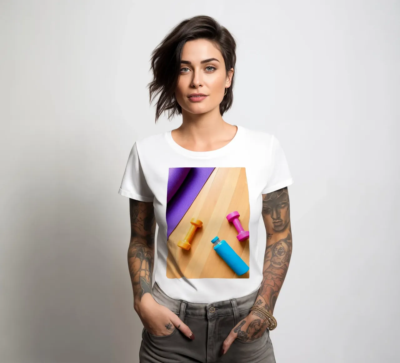 Attrezzature per l'allenamento colorate disposte su un pavimento di legno t-shirt da donna da DesignDoodle