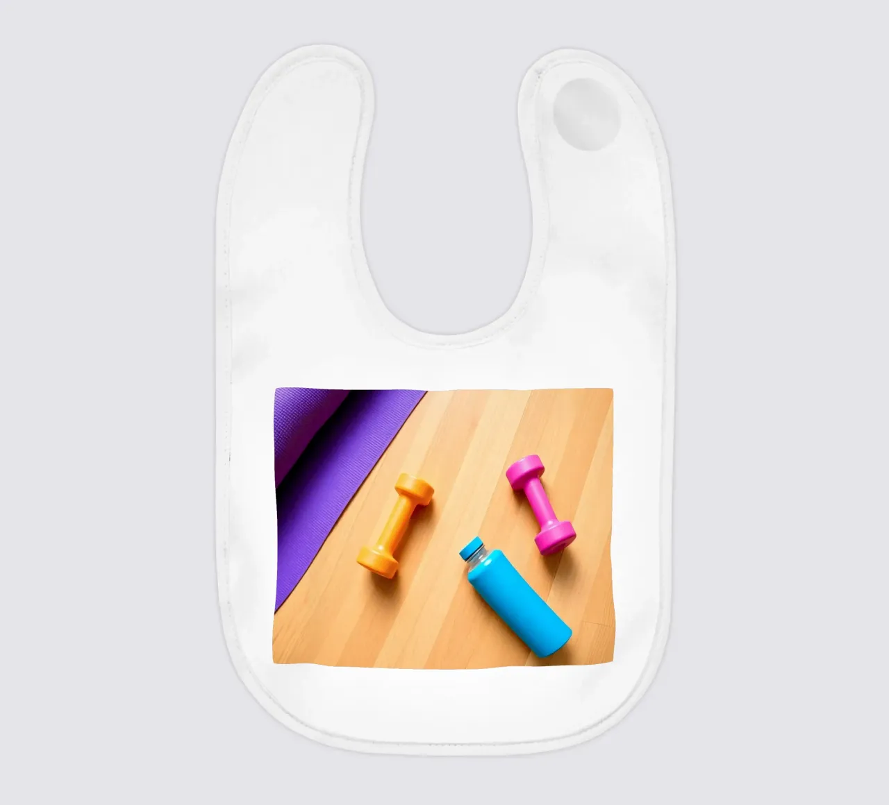 Attrezzature per l'allenamento colorate disposte su un pavimento di legno bavaglino da DesignDoodle