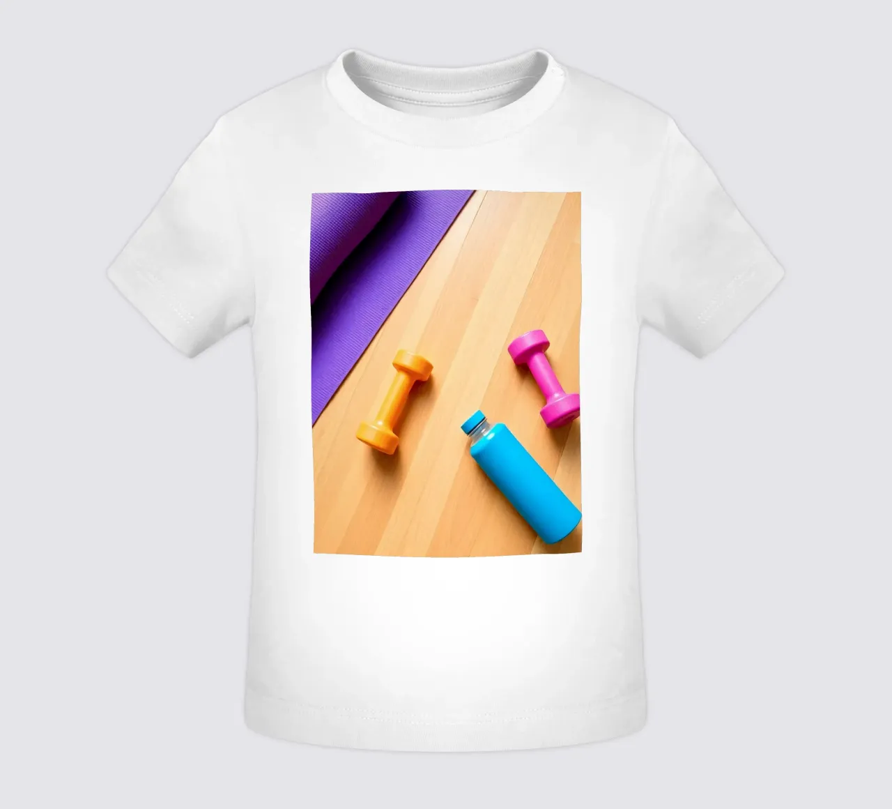 Attrezzature per l'allenamento colorate disposte su un pavimento di legno maglietta neonato da DesignDoodle