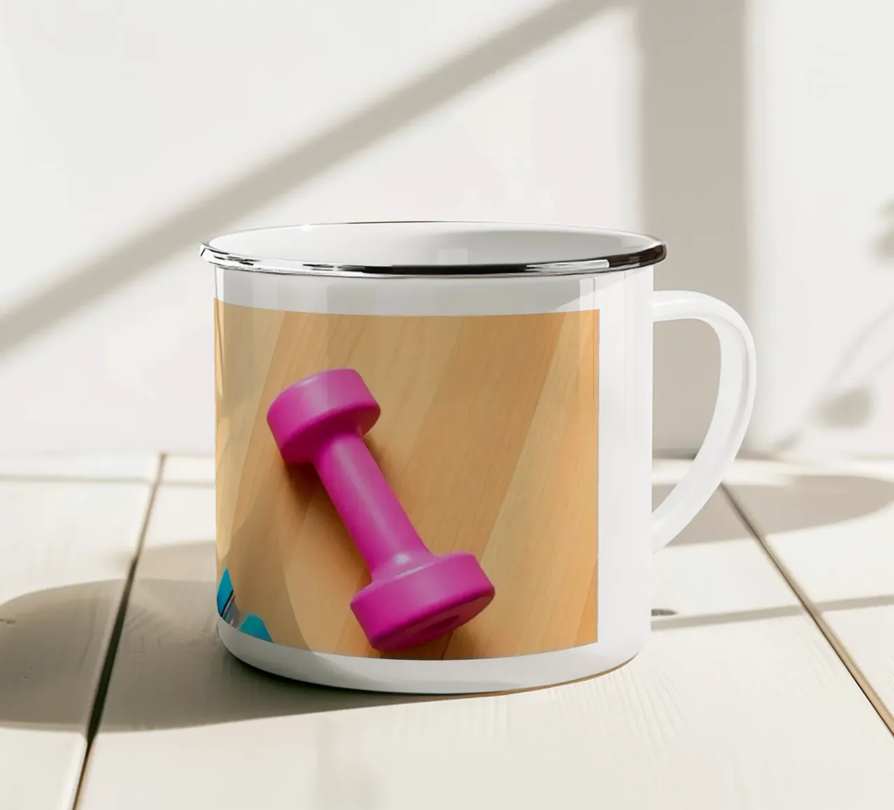 Attrezzature per l'allenamento colorate disposte su un pavimento di legno tazza in smalto da DesignDoodle