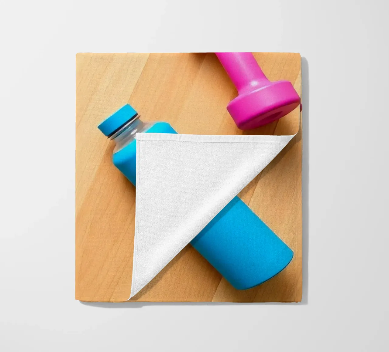 Attrezzature per l'allenamento colorate disposte su un pavimento di legno telo mare da DesignDoodle