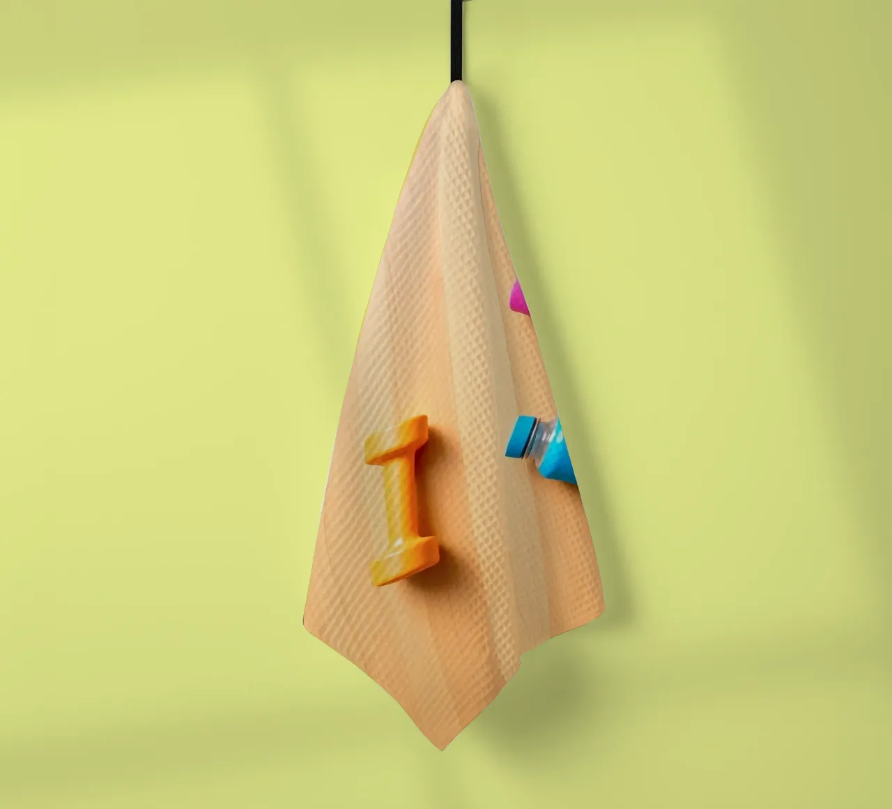 Attrezzature per l'allenamento colorate disposte su un pavimento di legno canovaccio da cucina da DesignDoodle
