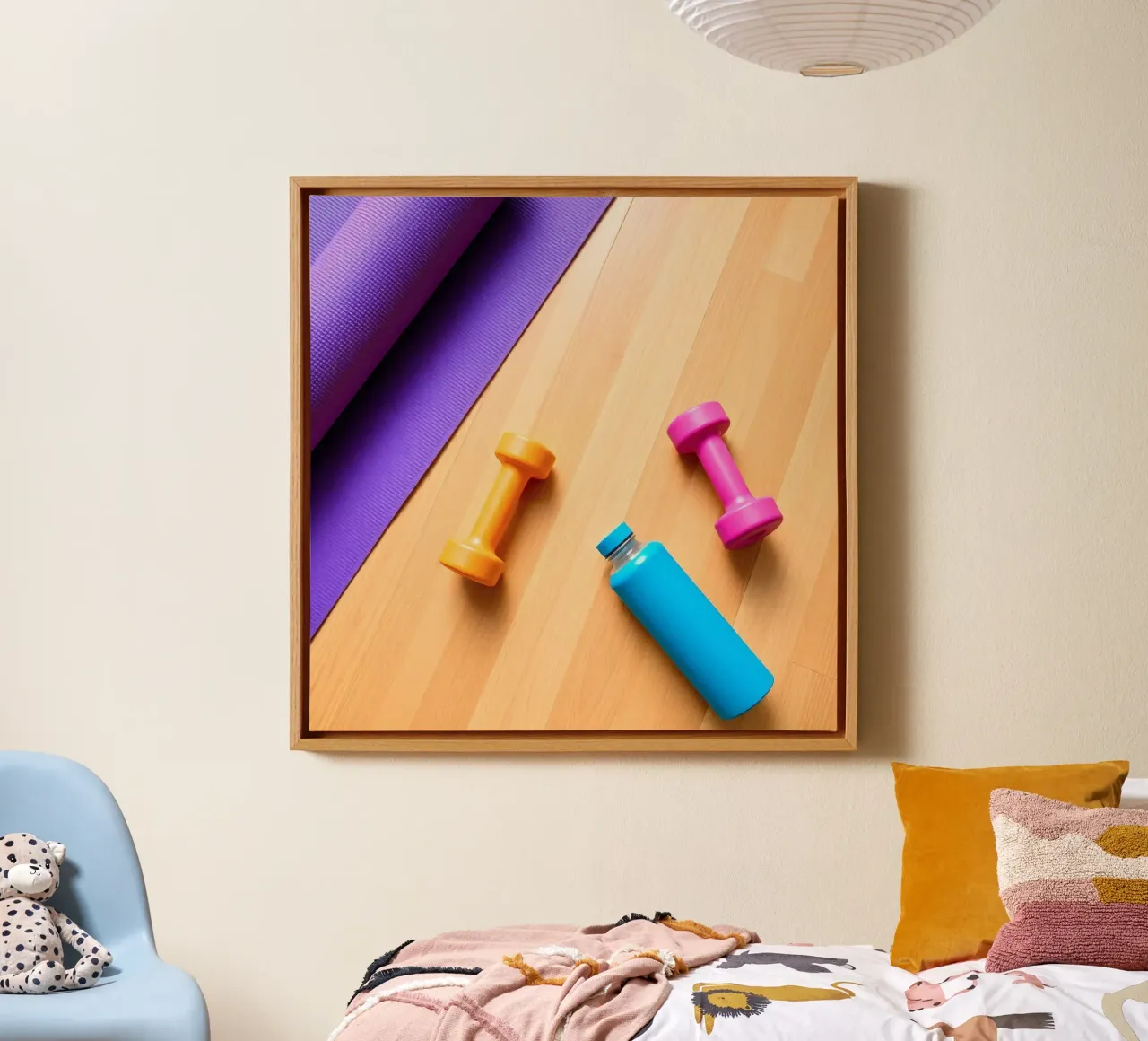 Attrezzature per l'allenamento colorate disposte su un pavimento di legno tela da DesignDoodle