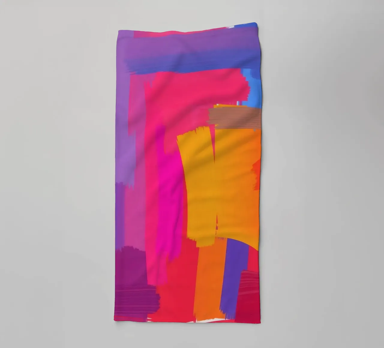 Luminosa opera d'arte astratta con colori vivaci, pennellate audaci asciugamano da bagno da DesignDoodle
