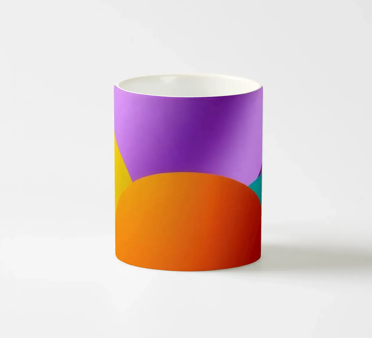 Bunte abstrakte Formen verschmelzen zu einem lebendigen Kunstwerk Keramik Tasse von DesignDoodle