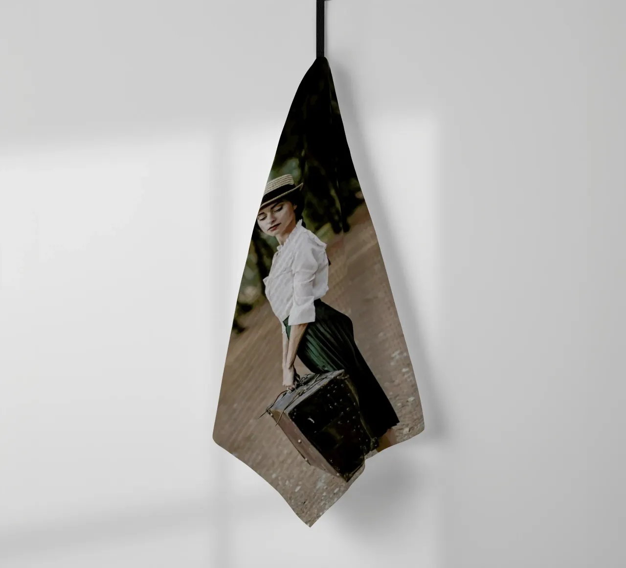 Dressed for Adventure canovaccio da cucina da Runway Collective