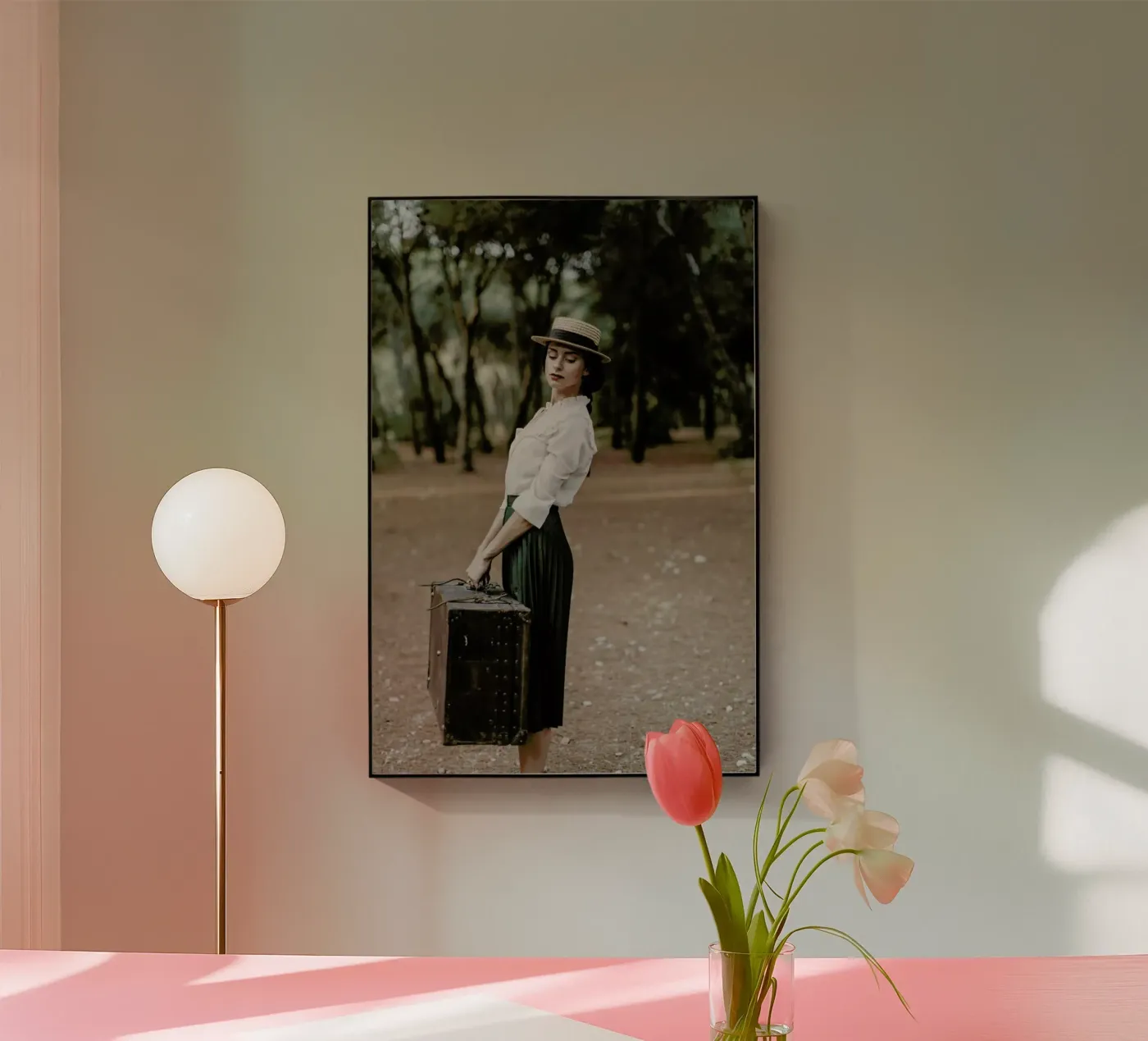 Dressed for Adventure plexiglass da Runway Collective