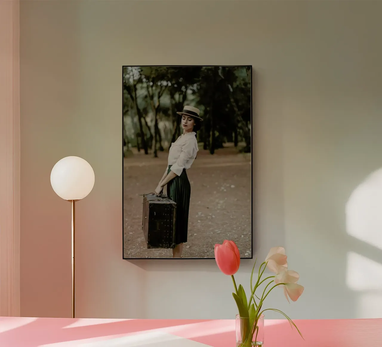 Dressed for Adventure plexiglass da Runway Collective