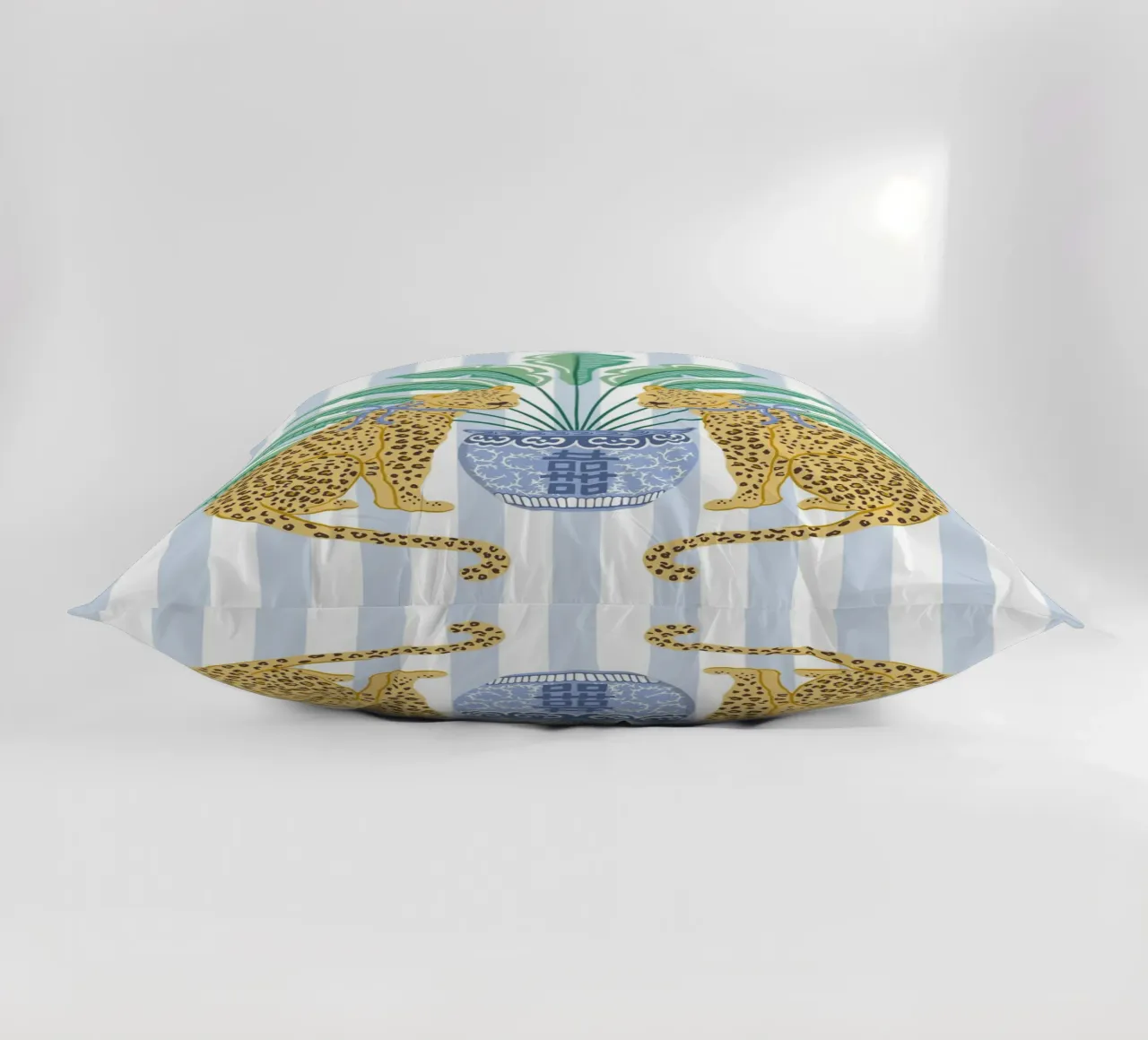 Leopards with ginger jar on a blue stripes cuscino da Vivdesign