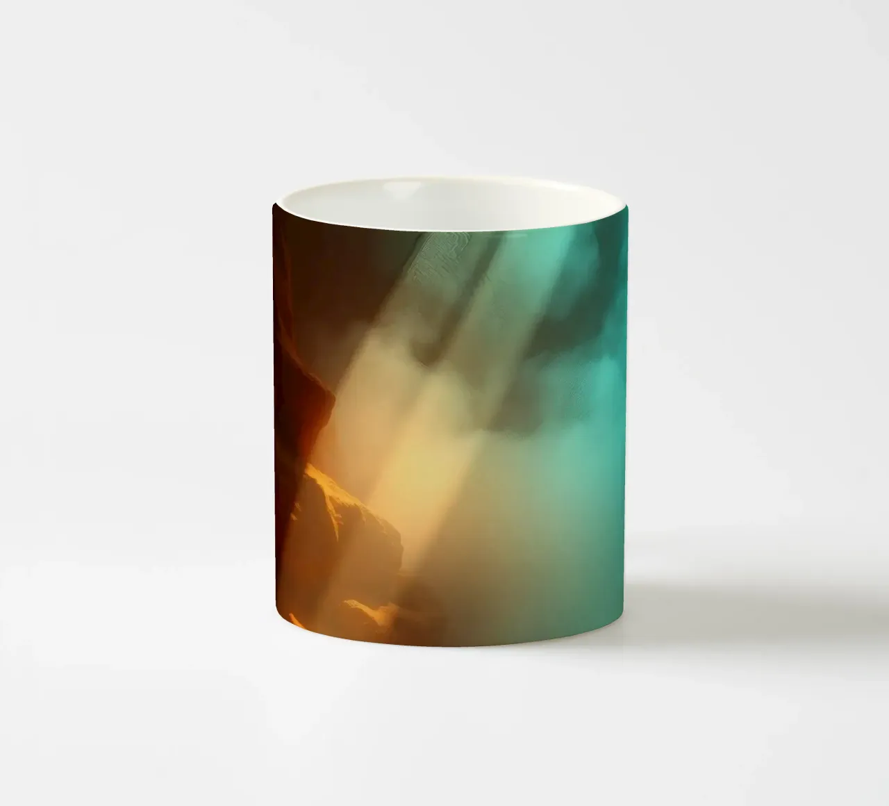 Una misteriosa grotta illuminata da fasci di luce colorati tazza in ceramica da DesignDoodle