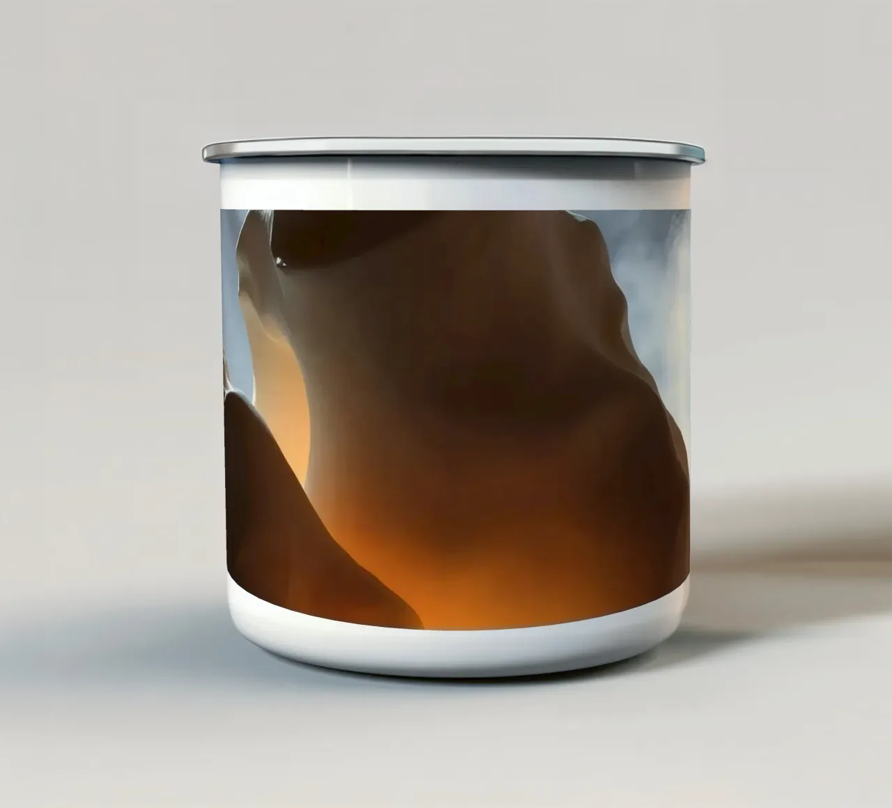 La scultura artistica emette un caldo bagliore tra nebbia e luce tazza in smalto da DesignDoodle