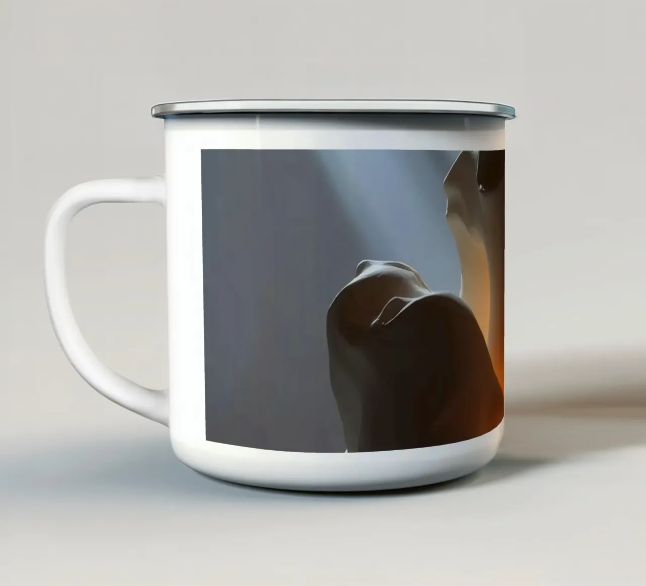 La scultura artistica emette un caldo bagliore tra nebbia e luce tazza in smalto da DesignDoodle