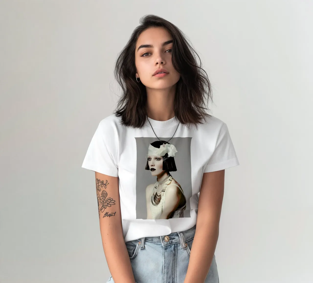Pearls and Lace II t-shirt da Runway Collective