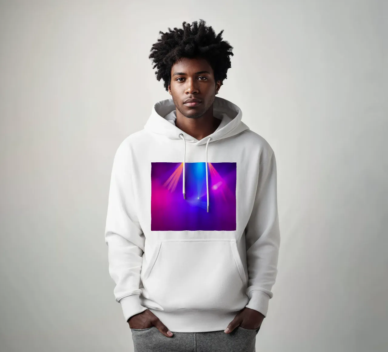 Luci di scena colorate illuminano un'atmosfera nebbiosa felpa con cappuccio da DesignDoodle