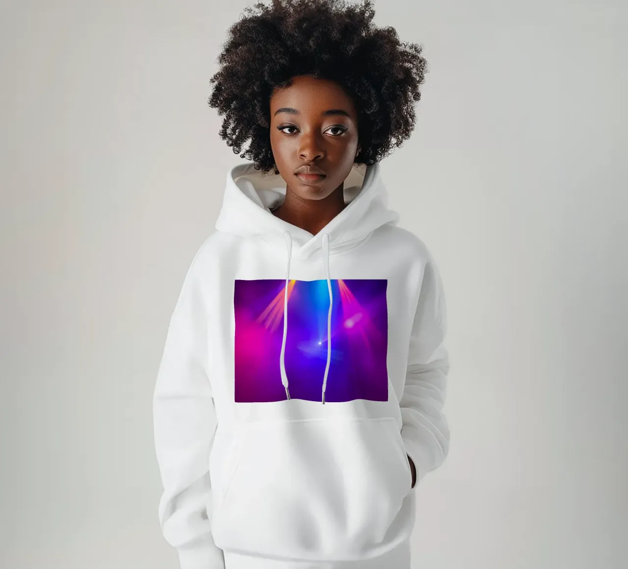 Luci di scena colorate illuminano un'atmosfera nebbiosa felpa con cappuccio da DesignDoodle