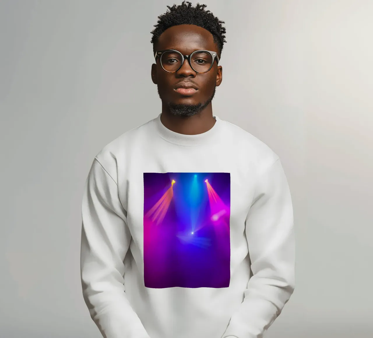 Luci di scena colorate illuminano un'atmosfera nebbiosa felpa da DesignDoodle