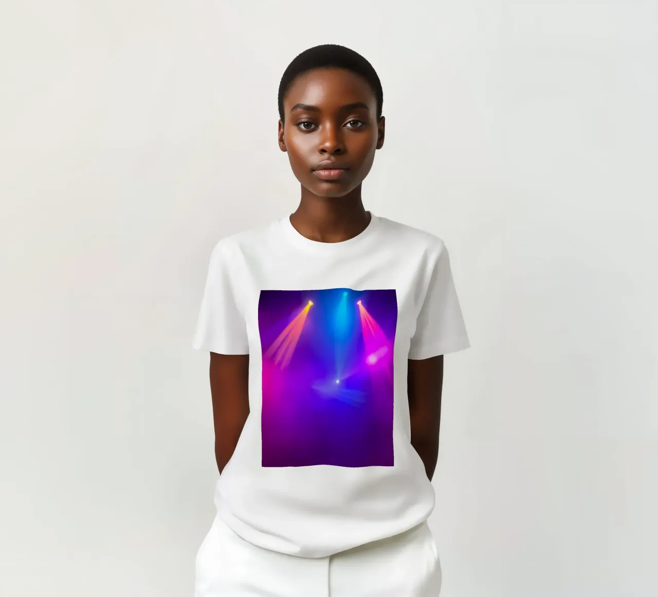 Luci di scena colorate illuminano un'atmosfera nebbiosa t-shirt da DesignDoodle