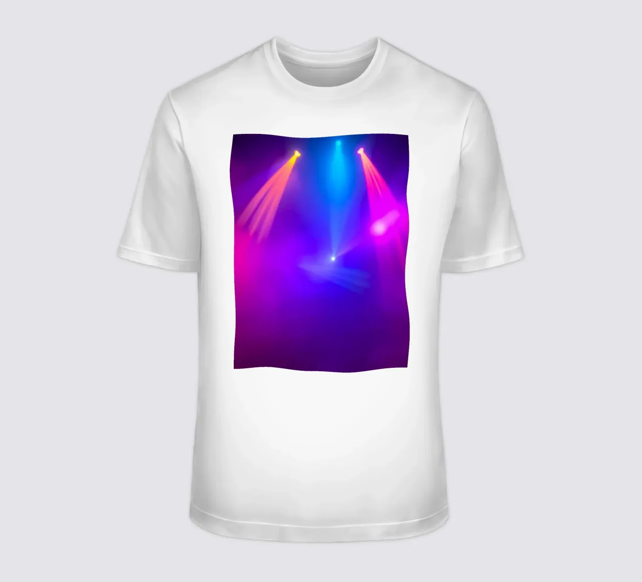 Luci di scena colorate illuminano un'atmosfera nebbiosa t-shirt da DesignDoodle