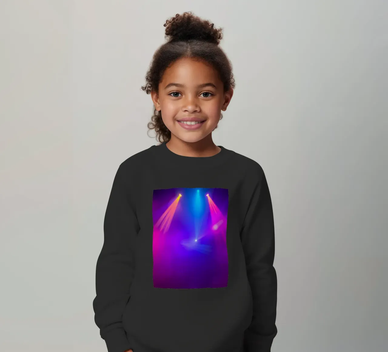 Luci di scena colorate illuminano un'atmosfera nebbiosa felpa bambino da DesignDoodle