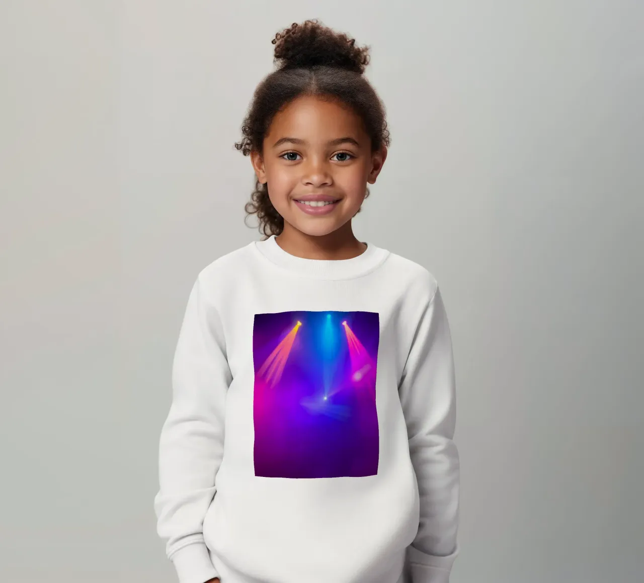 Luci di scena colorate illuminano un'atmosfera nebbiosa felpa bambino da DesignDoodle