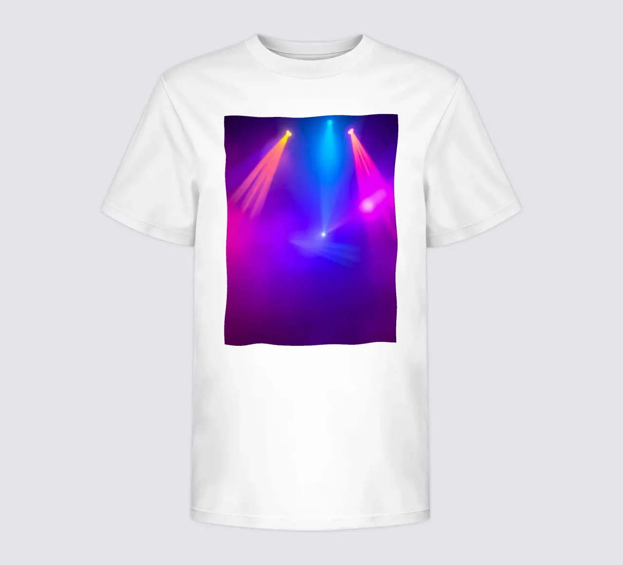 Luci di scena colorate illuminano un'atmosfera nebbiosa t-shirt bambini da DesignDoodle