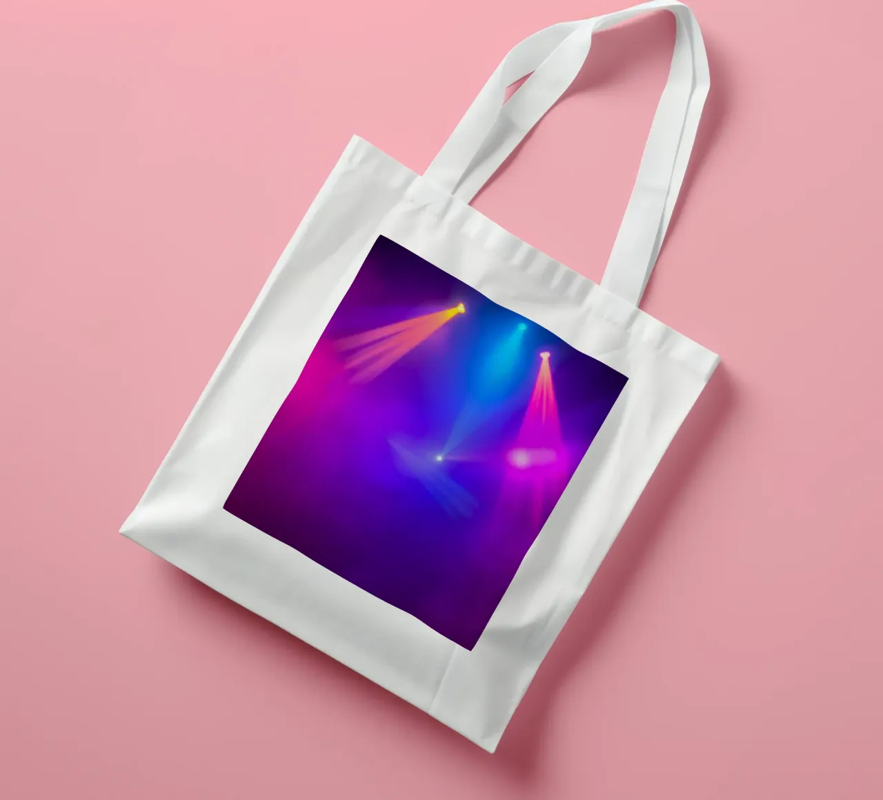 Luci di scena colorate illuminano un'atmosfera nebbiosa borsa in juta da DesignDoodle