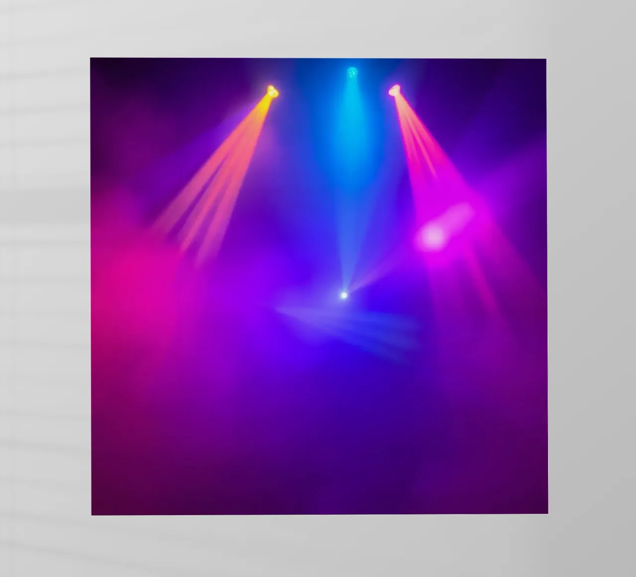 Luci di scena colorate illuminano un'atmosfera nebbiosa pellicola backlit da DesignDoodle