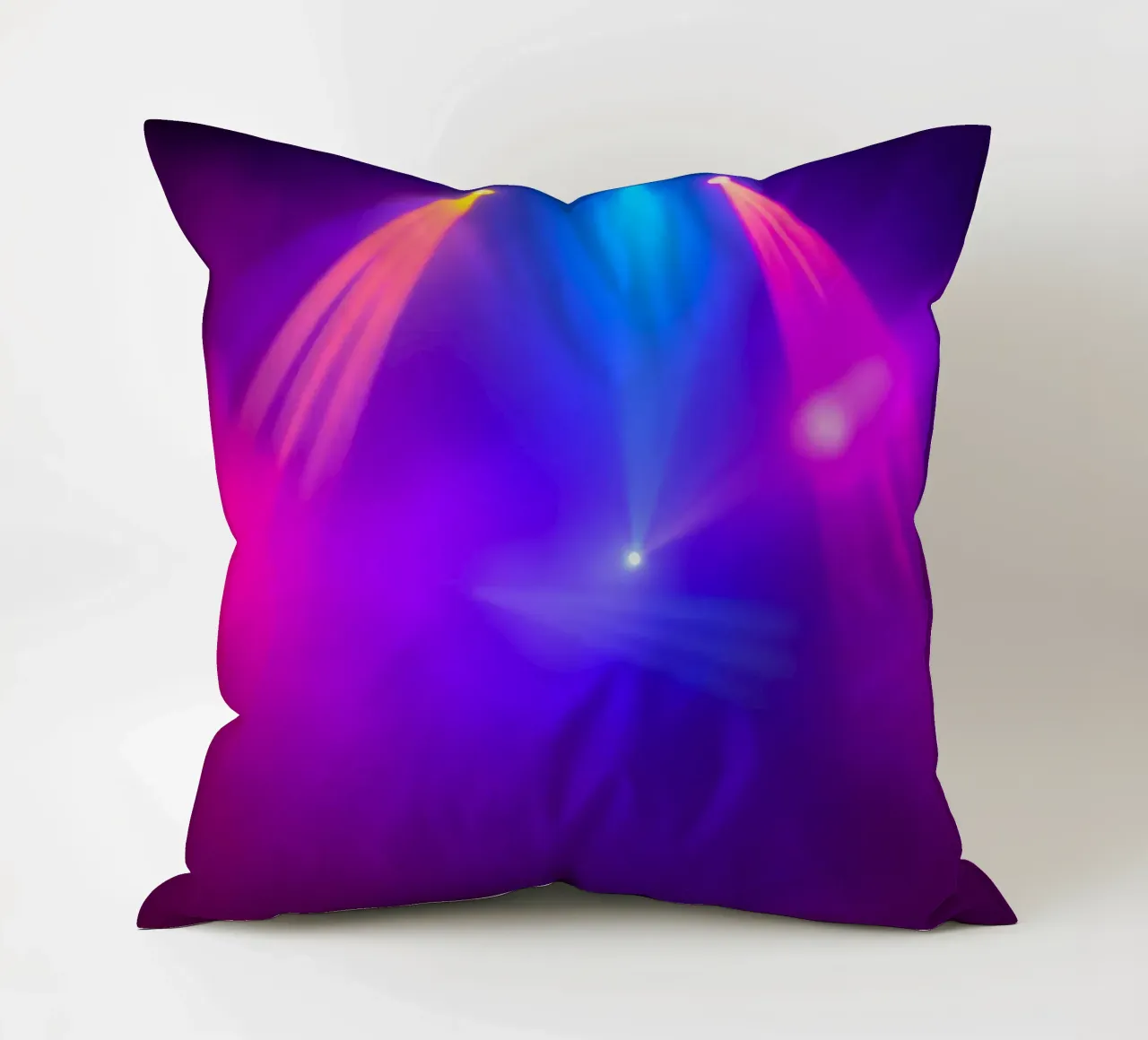 Luci di scena colorate illuminano un'atmosfera nebbiosa cuscino da DesignDoodle