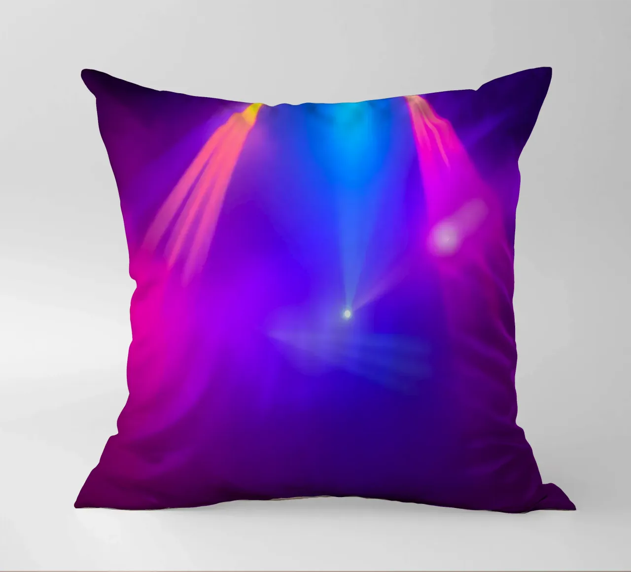 Luci di scena colorate illuminano un'atmosfera nebbiosa cuscino da DesignDoodle