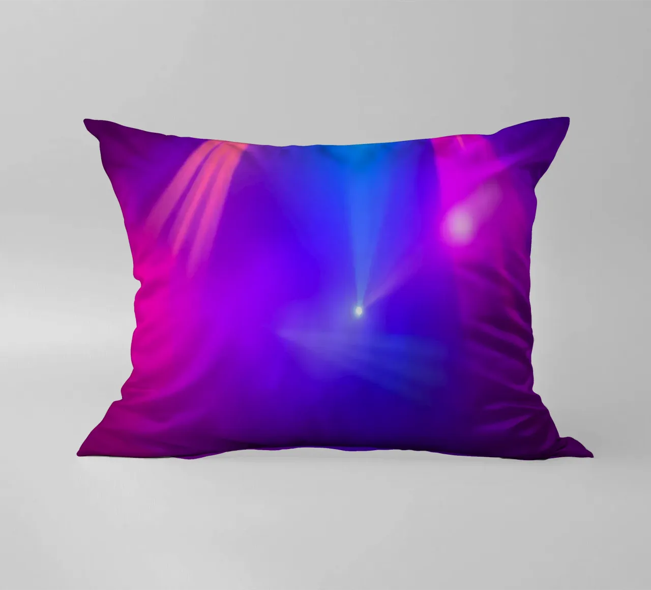 Luci di scena colorate illuminano un'atmosfera nebbiosa cuscino da DesignDoodle