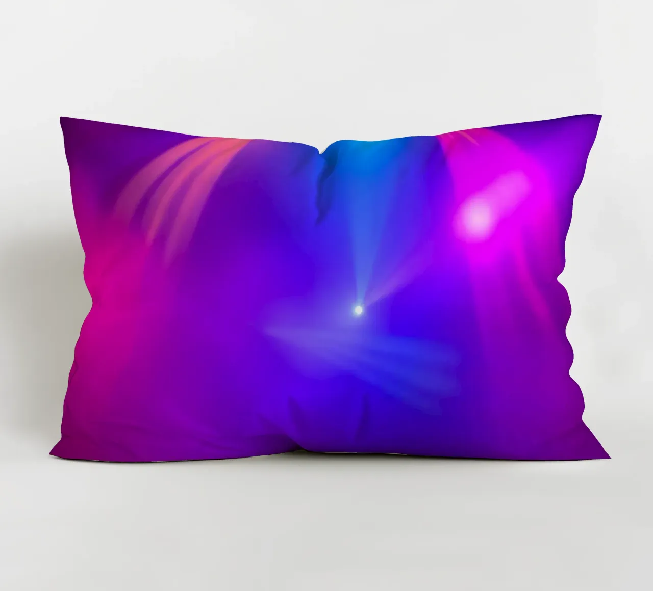 Luci di scena colorate illuminano un'atmosfera nebbiosa cuscino da DesignDoodle