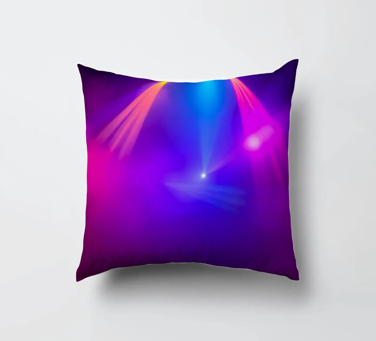 Luci di scena colorate illuminano un'atmosfera nebbiosa cuscino da DesignDoodle